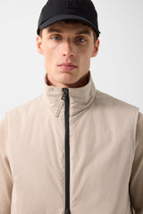 Jonny lightweight vest in Sand